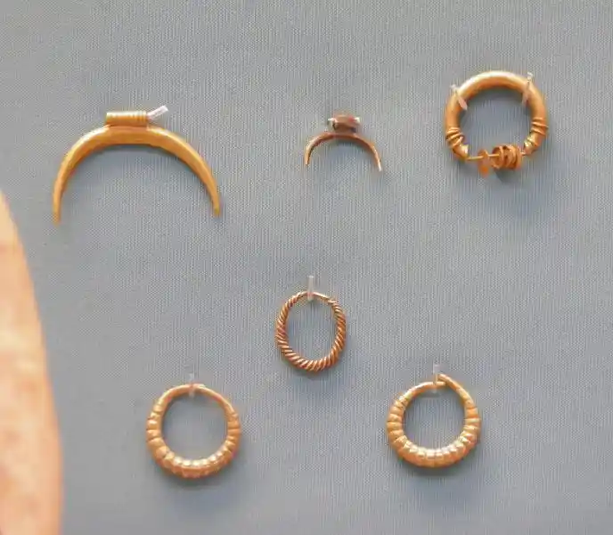 Crescent earring of the gold jewelry from Tell el-Ajjul